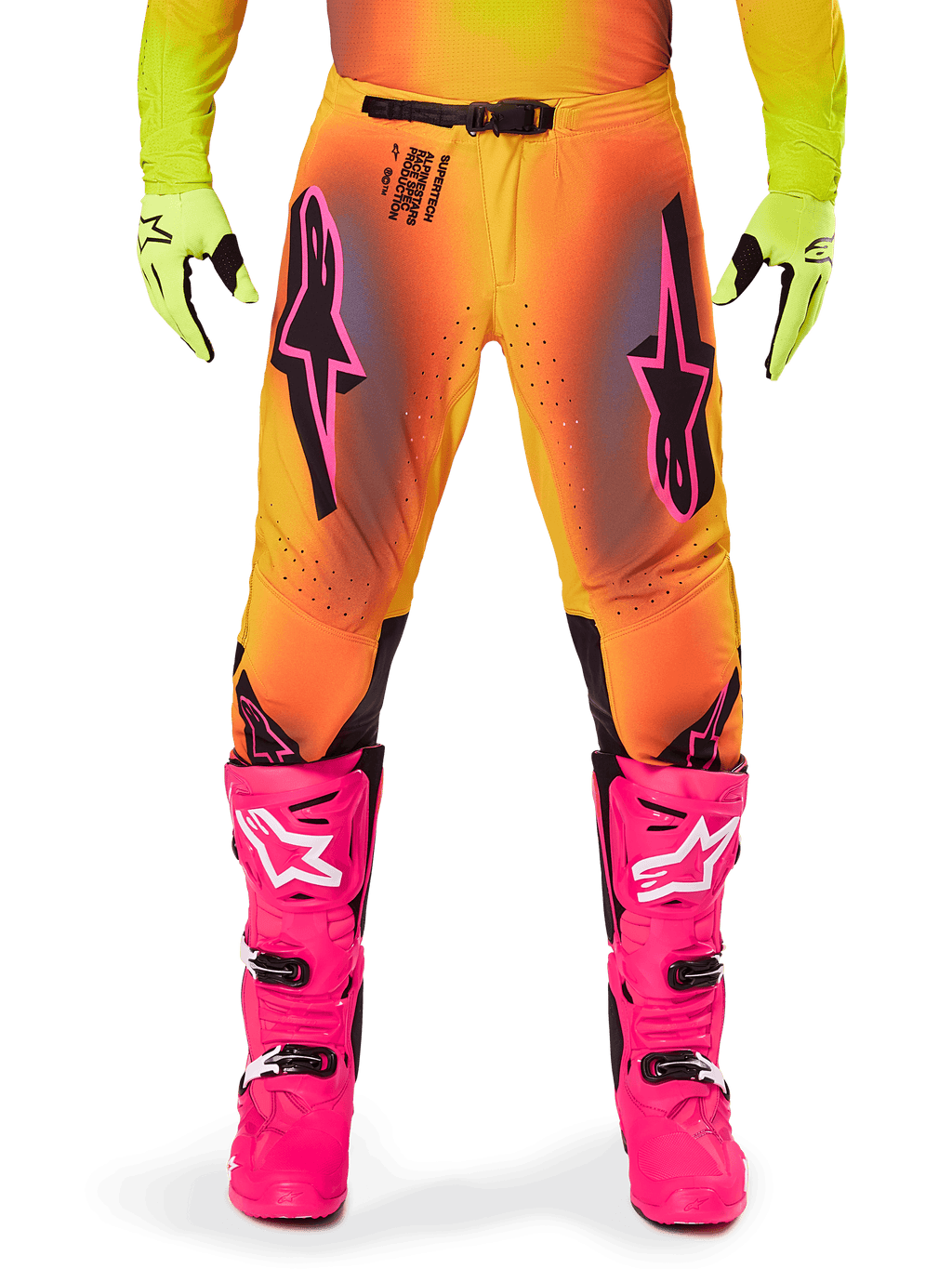 Pantaloni Alpinestars Supertech Lipan 2025, pantaloni da motocross, sfumatura arancione e gialla con accenti rosa e neri, indossati con stivali rosa acceso e guanti giallo neon, dotati di ventilazione tagliata al laser e fibbia sicura in vita, completo da gara professionale