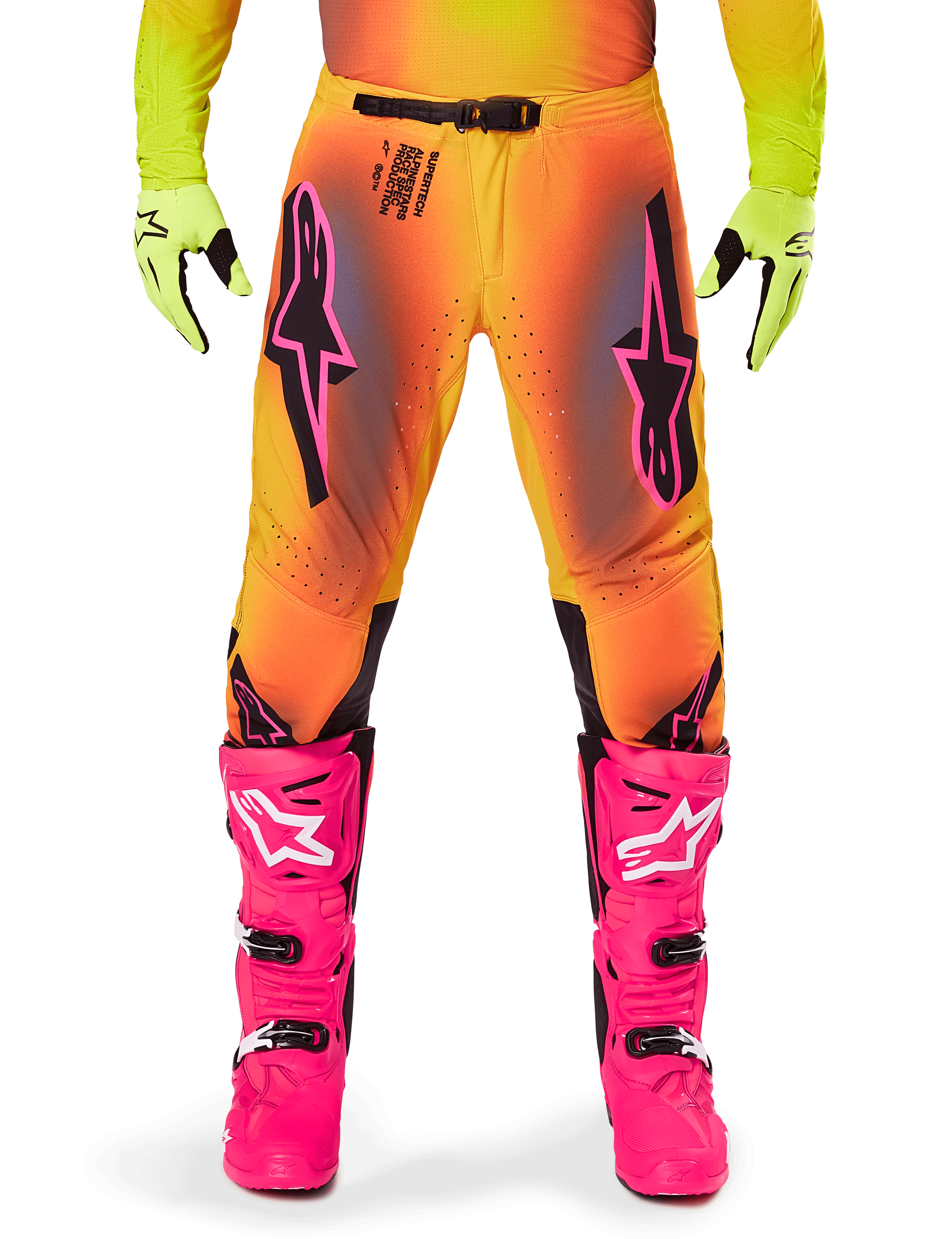 Pantaloni Alpinestars Supertech Lipan 2025, pantaloni da motocross, sfumatura arancione e gialla con accenti rosa e neri, indossati con stivali rosa acceso e guanti giallo neon, dotati di ventilazione tagliata al laser e fibbia sicura in vita, completo da gara professionale