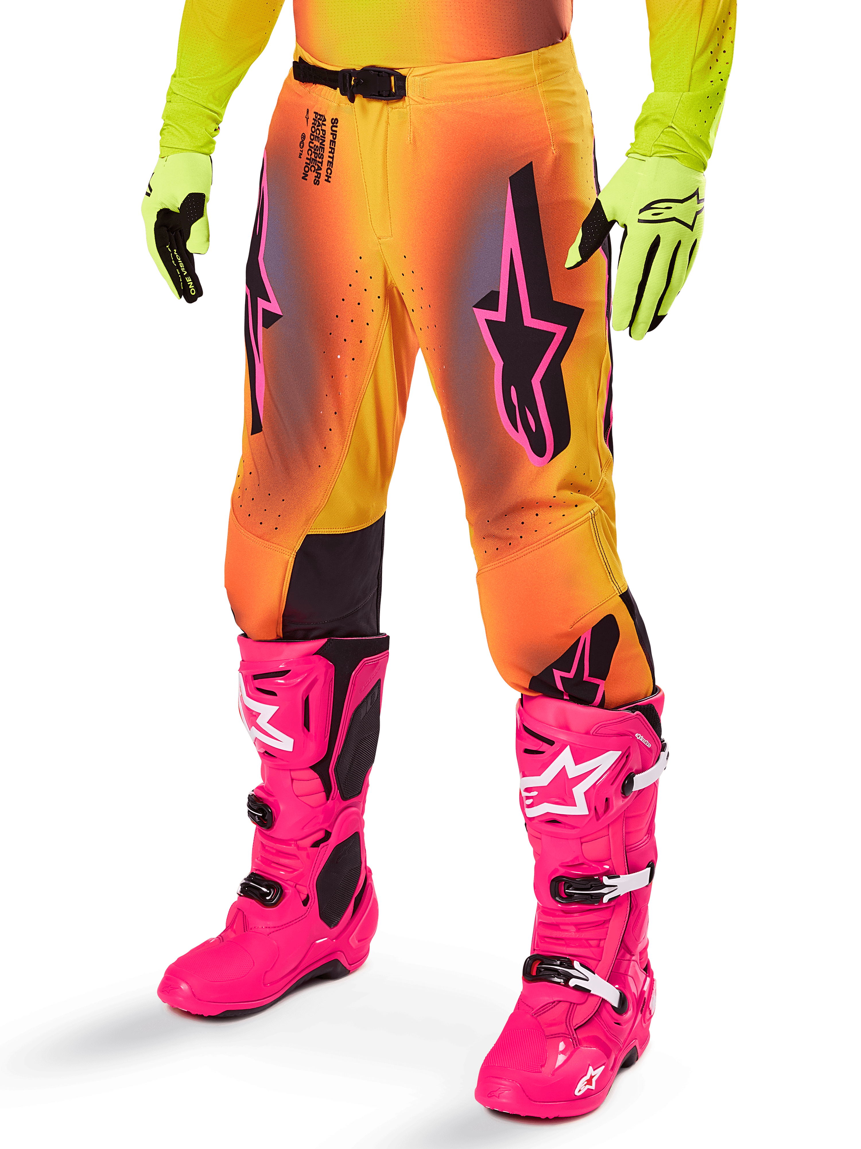 Alpinestars 2025 Supertech Lipan Gear Set, pantaloni da motocross, sfumatura giallo e arancione con accenti rosa e viola, con vistosi loghi Alpinestars neri sulle cosce, indossati con guanti gialli e stivali da motocross rosa acceso.