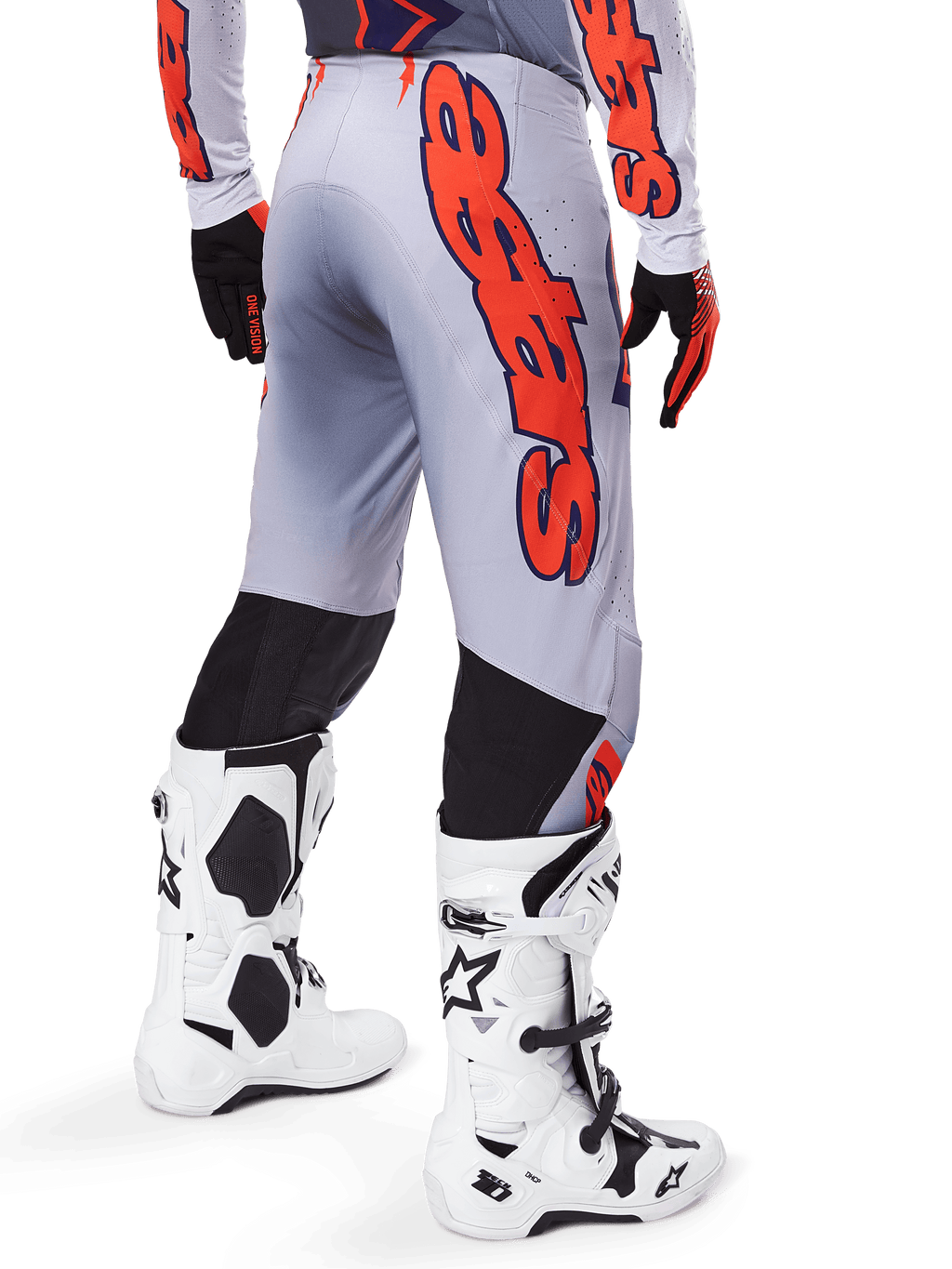Pantaloni Alpinestars Supertech Lipan 2025, pantaloni da motocross, grigio e arancione fluo, indossati con maglia coordinata e stivali bianchi, vista posteriore con grande grafica arancione del marchio Alpinestars, pannelli elasticizzati neri, abbigliamento professionale per motocross