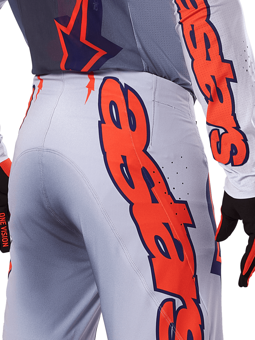 Alpinestars 2025 Supertech Lipan Pants and Jersey, set abbigliamento motocross, grigio e arancione fluo, primo piano del lato e del retro con grande marchio Alpinestars arancione, tessuto rip-stop ad alte prestazioni con ventilazione traforata