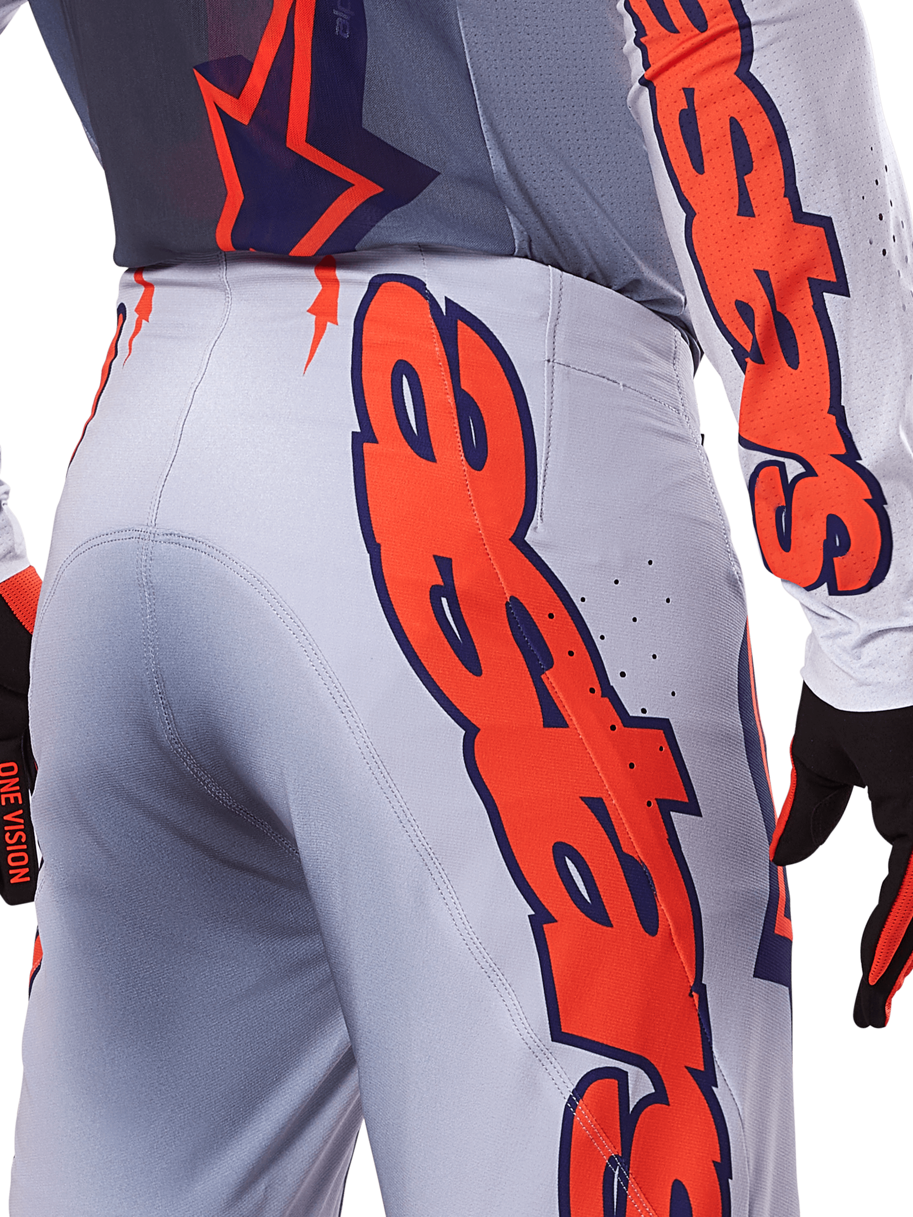 Alpinestars 2025 Supertech Lipan Pants and Jersey, set abbigliamento motocross, grigio e arancione fluo, primo piano del lato e del retro con grande marchio Alpinestars arancione, tessuto rip-stop ad alte prestazioni con ventilazione traforata