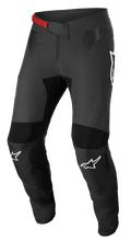 Alpinestars Supertech Foster Pants, pantaloni da motocross, nero e grigio, con fibbia rossa in vita, loghi bianchi sulle ginocchia, protezioni rinforzate su ginocchia e cosce, pannelli in rete ventilata e design aderente per una guida attiva