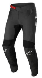 Alpinestars Supertech Foster Pants, pantaloni da motocross, nero e grigio, con fibbia rossa in vita, loghi bianchi sulle ginocchia, protezioni rinforzate su ginocchia e cosce, pannelli in rete ventilata e design aderente per una guida attiva