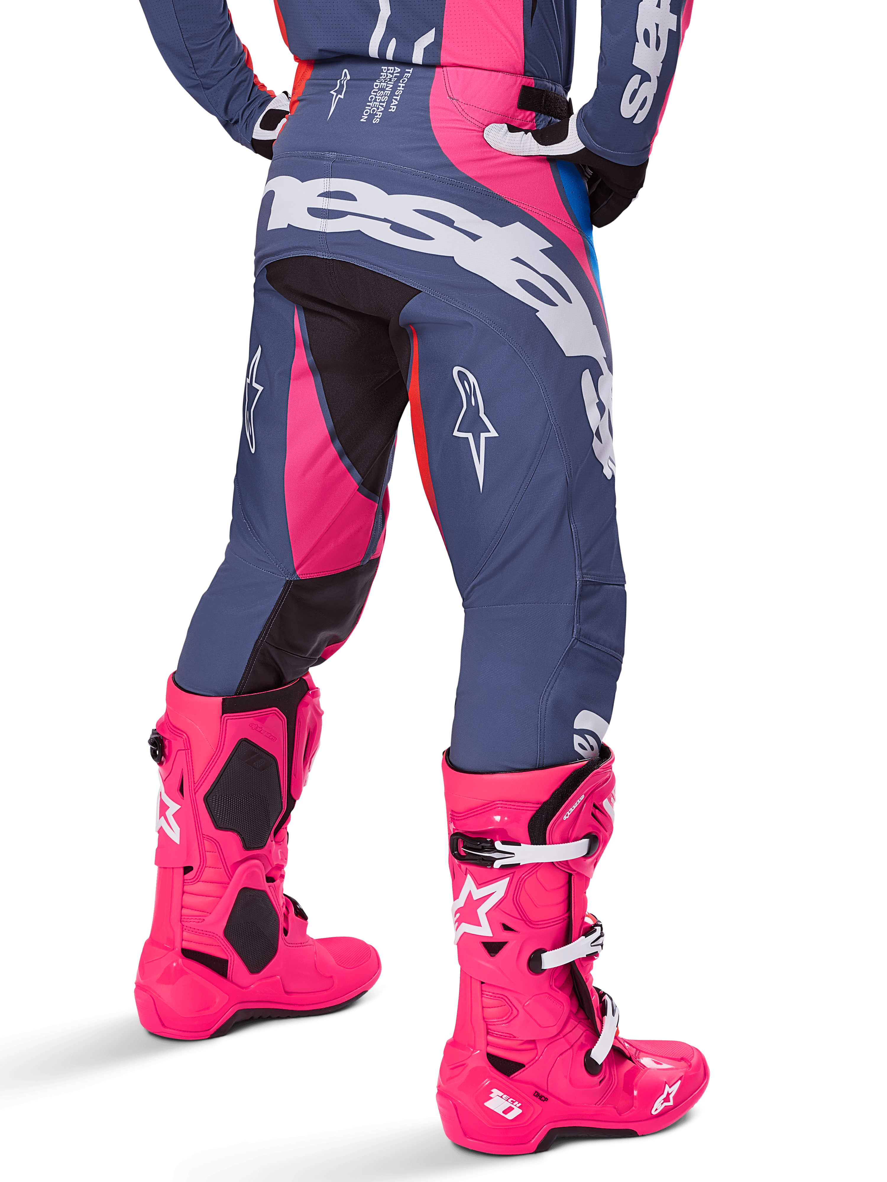 Alpinestars 2025 Techstar Dreem Pants, pantaloni da motocross, grigio e rosa acceso, indossati con stivali rosa coordinati, con grande marchio Alpinestars bianco sulla seduta e loghi a stella sulle gambe, vestibilità racing atletica per prestazioni off-road