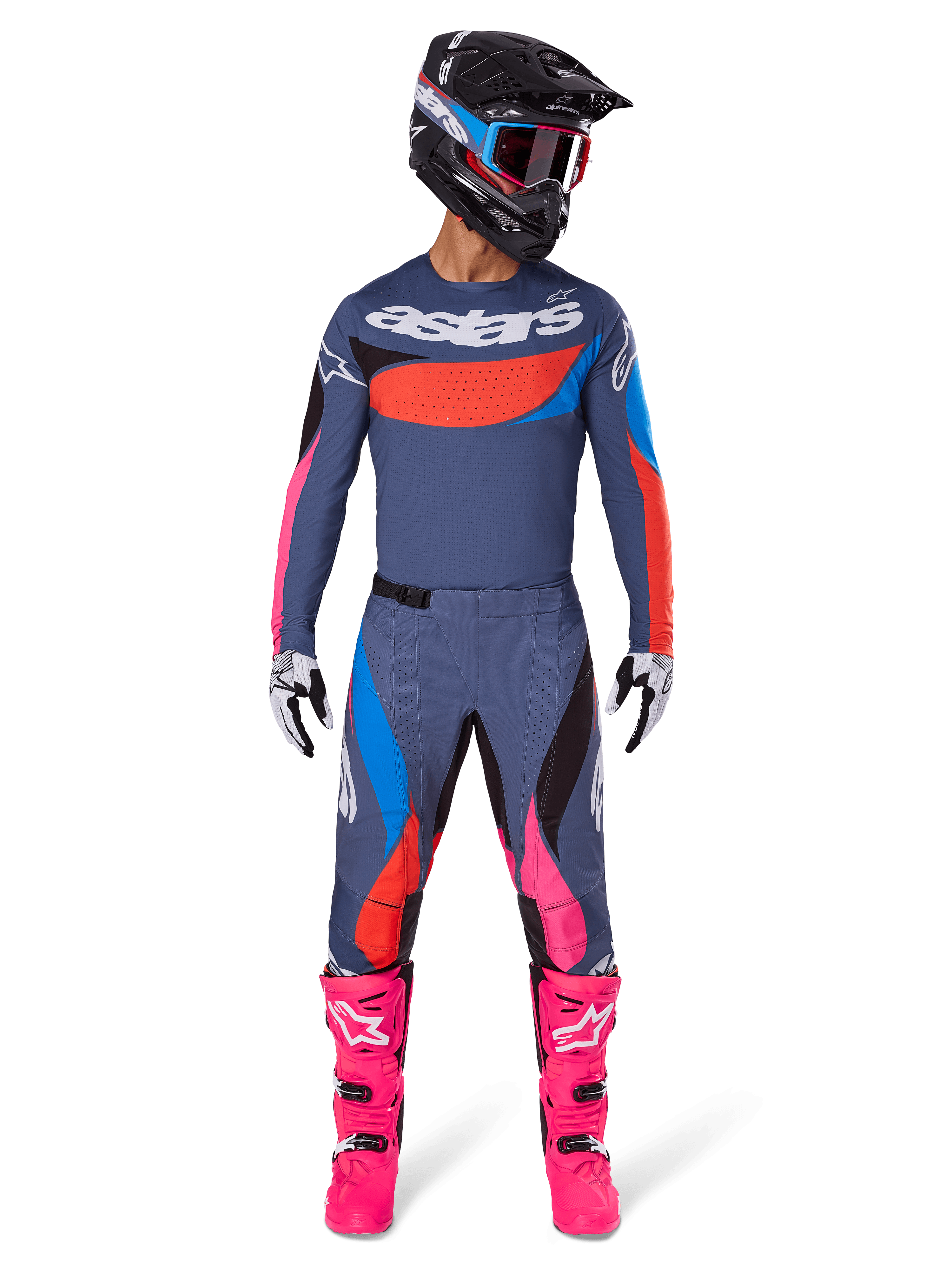 Pantaloni Alpinestars Techstar Dreem 2025, pantaloni da motocross, grigio multicolore con accenti rosa e blu, indossati da un pilota con maglia tecnica coordinata, casco nero e stivali rosa acceso, abbigliamento completo da gara off-road ad alte prestazioni.