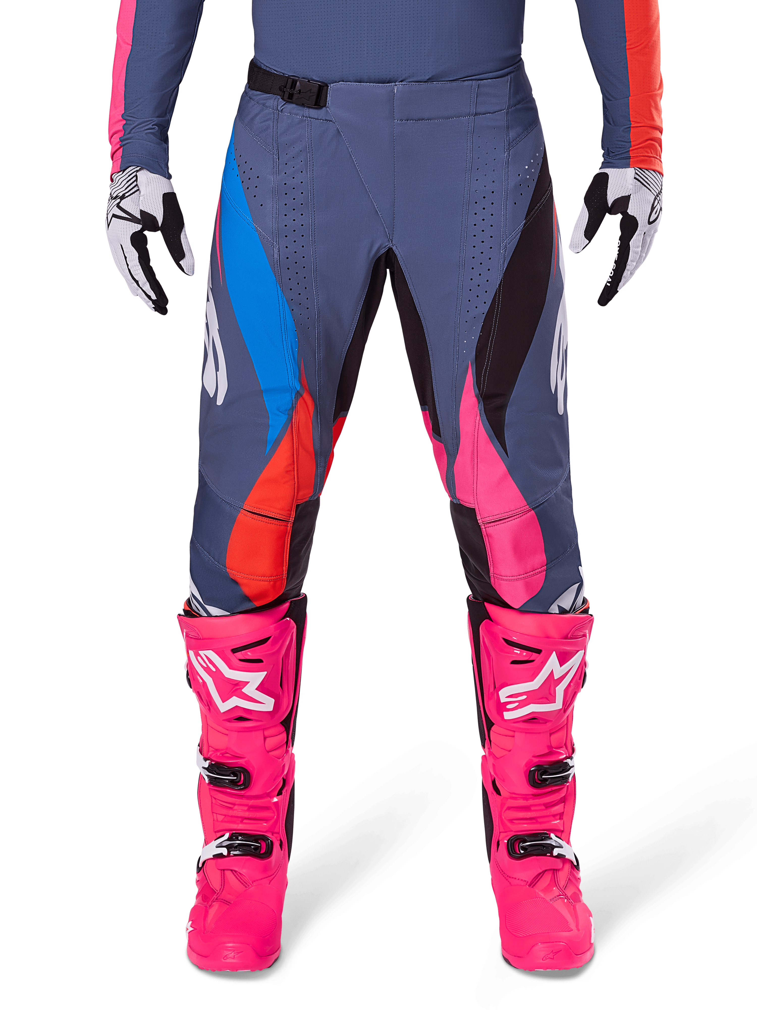 Alpinestars 2025 Techstar Dreem Pants, pantaloni da motocross, grigio multicolore con accenti blu, rosa e arancione, indossati con stivali rosa acceso e guanti bianchi e neri, con perforazioni laser sulle cosce e fibbia magnetica in vita, abbigliamento con vestibilità atletica da gara per competizioni off-road