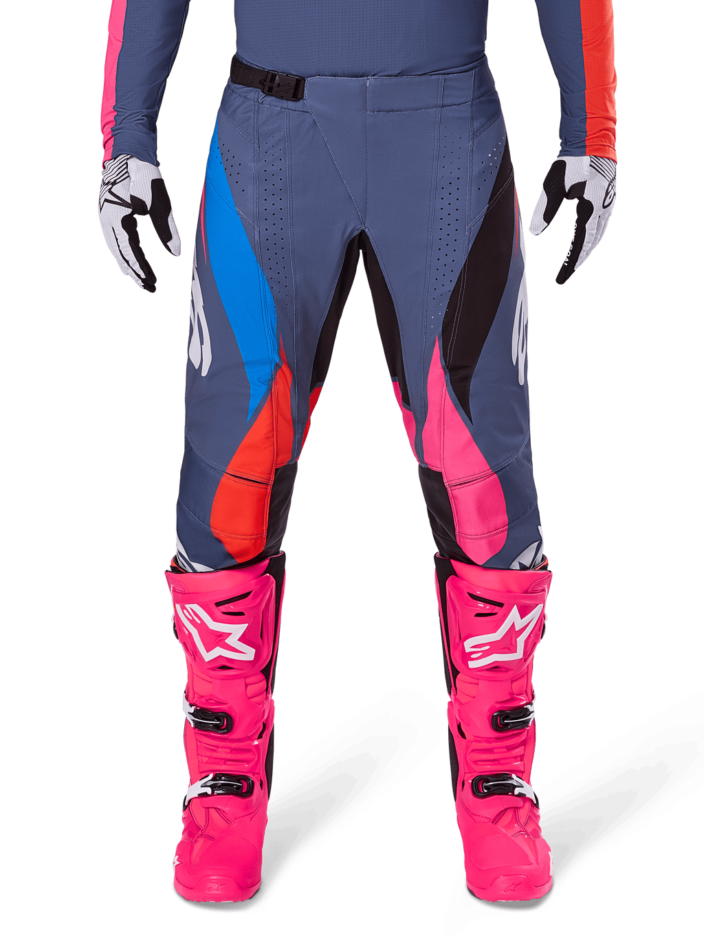 Alpinestars Pantaloni Techstar Dreem 2025, pantaloni da motocross, grigio multicolor con accenti rosa, blu e arancione, indossati con stivali da motocross rosa acceso e maglia coordinata, vestibilità atletica da gara con fori di ventilazione tagliati al laser