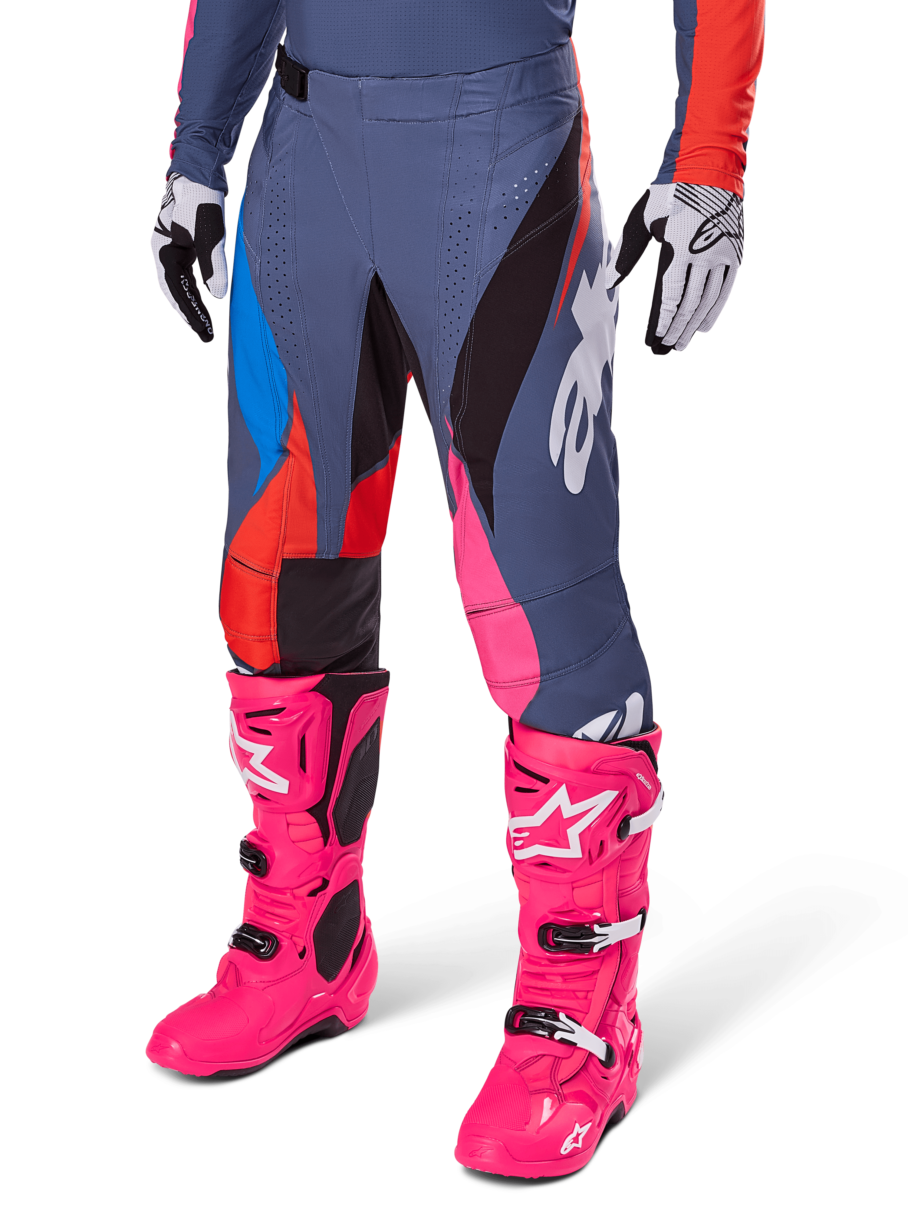 Alpinestars 2025 Techstar Dreem Pants, pantaloni da motocross, grigio scuro con sezioni blu, rosso e rosa, grafiche bianche, indossati con stivali rosa brillante e guanti bianco e nero, design audace ad alta visibilità