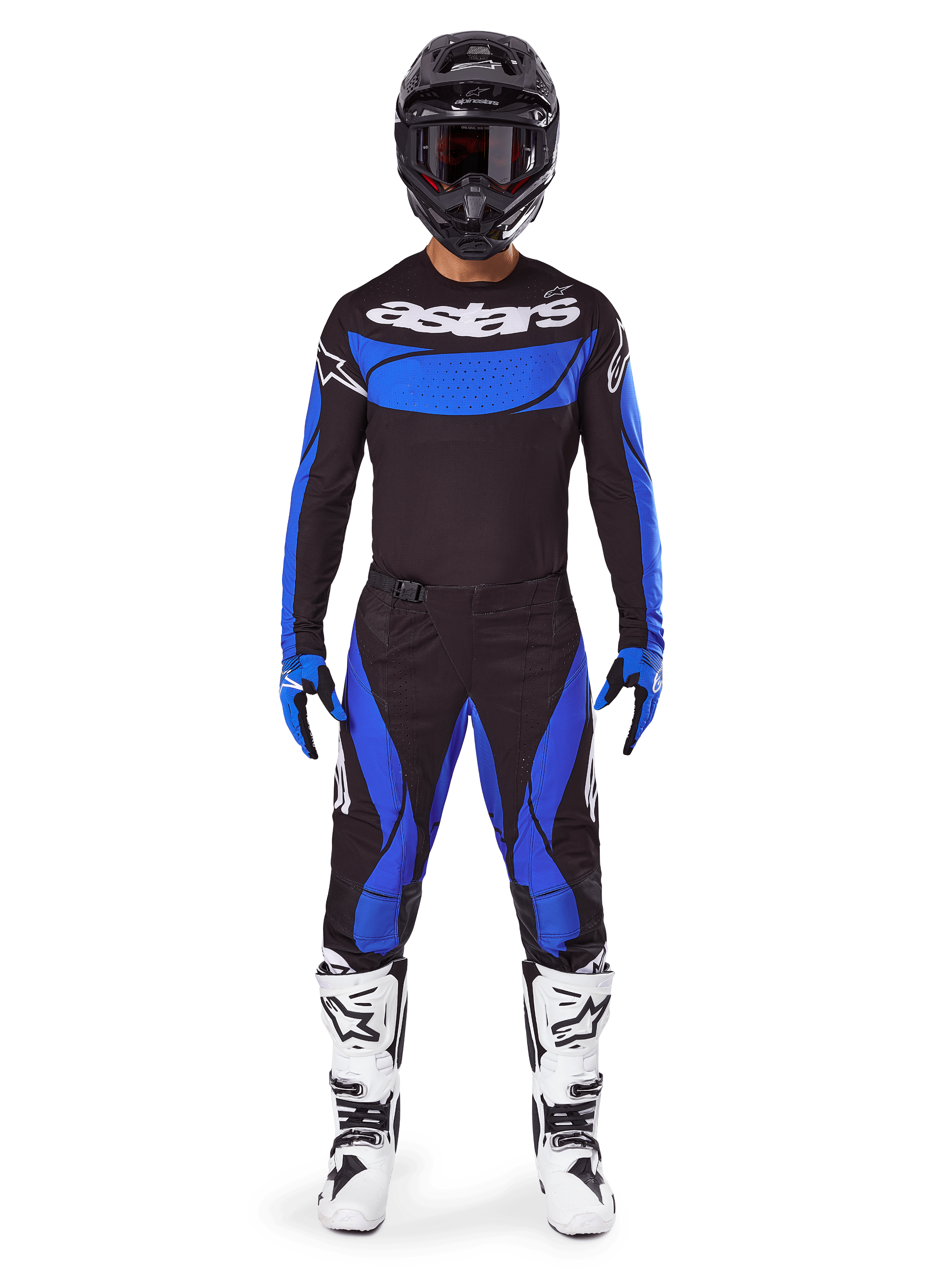Pilota di motocross con il set Alpinestars 2025 Techstar Dreem, maglia nera con inserto sul petto e maniche blu, pantaloni neri e blu coordinati, casco nero con maschera e stivali bianchi, completo da motocross coordinato per corse fuoristrada.