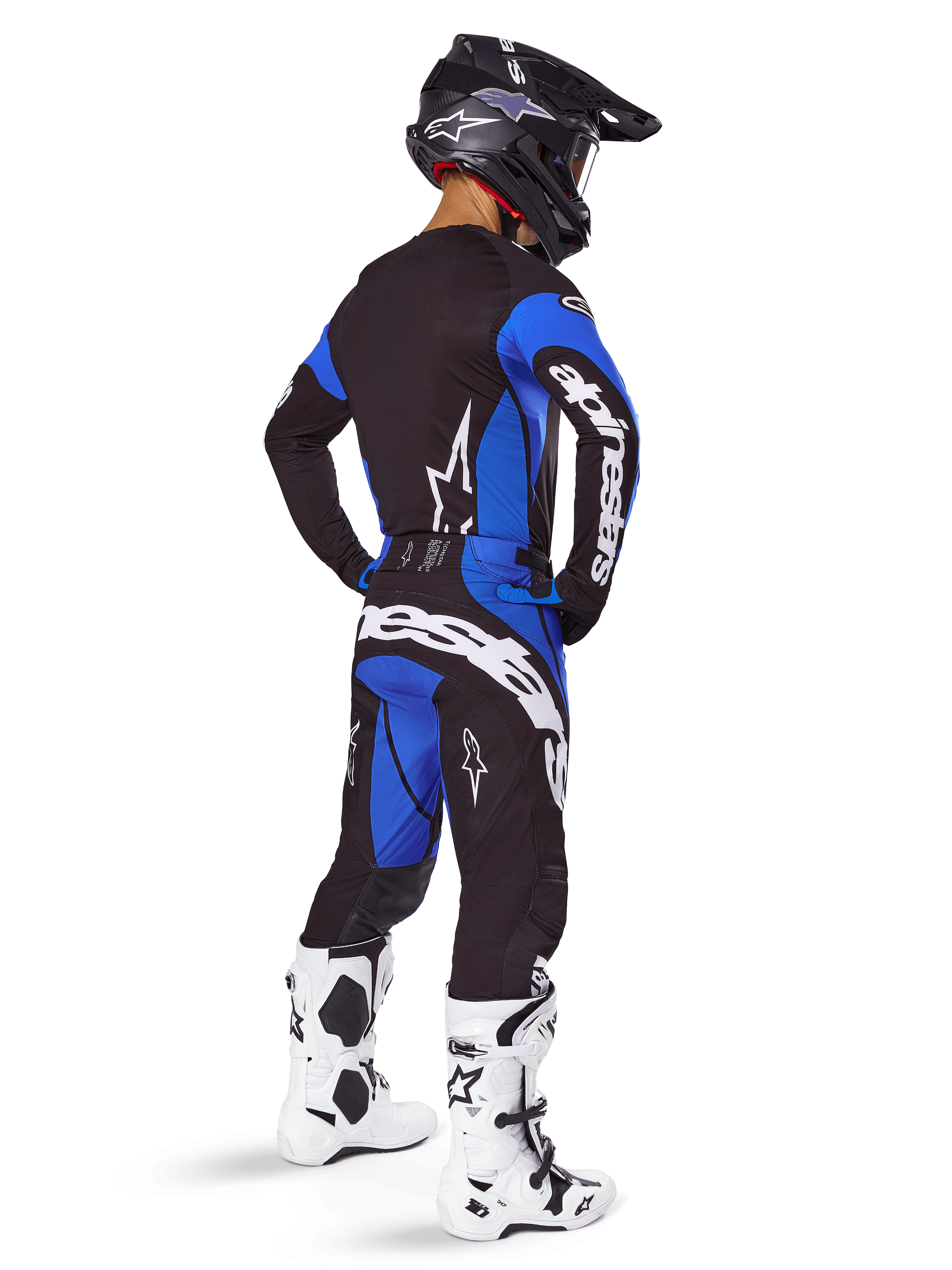 Pantaloni Alpinestars Techstar Dreem 2025, pantaloni da motocross, nero e blu, indossati da un pilota con abbigliamento completo comprendente maglia abbinata, casco nero e stivali bianchi, con logo bianco sul retro e vestibilità da gara.