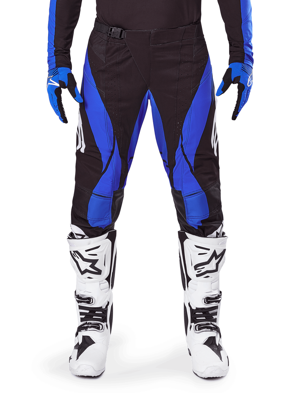 Alpinestars 2025 Techstar Dreem Pants, pantaloni da motocross, nero e blu, indossati con maglia e guanti coordinati e stivali bianchi, con pannelli laterali blu e vestibilità atletica da gara, materiale resistente per corse fuoristrada