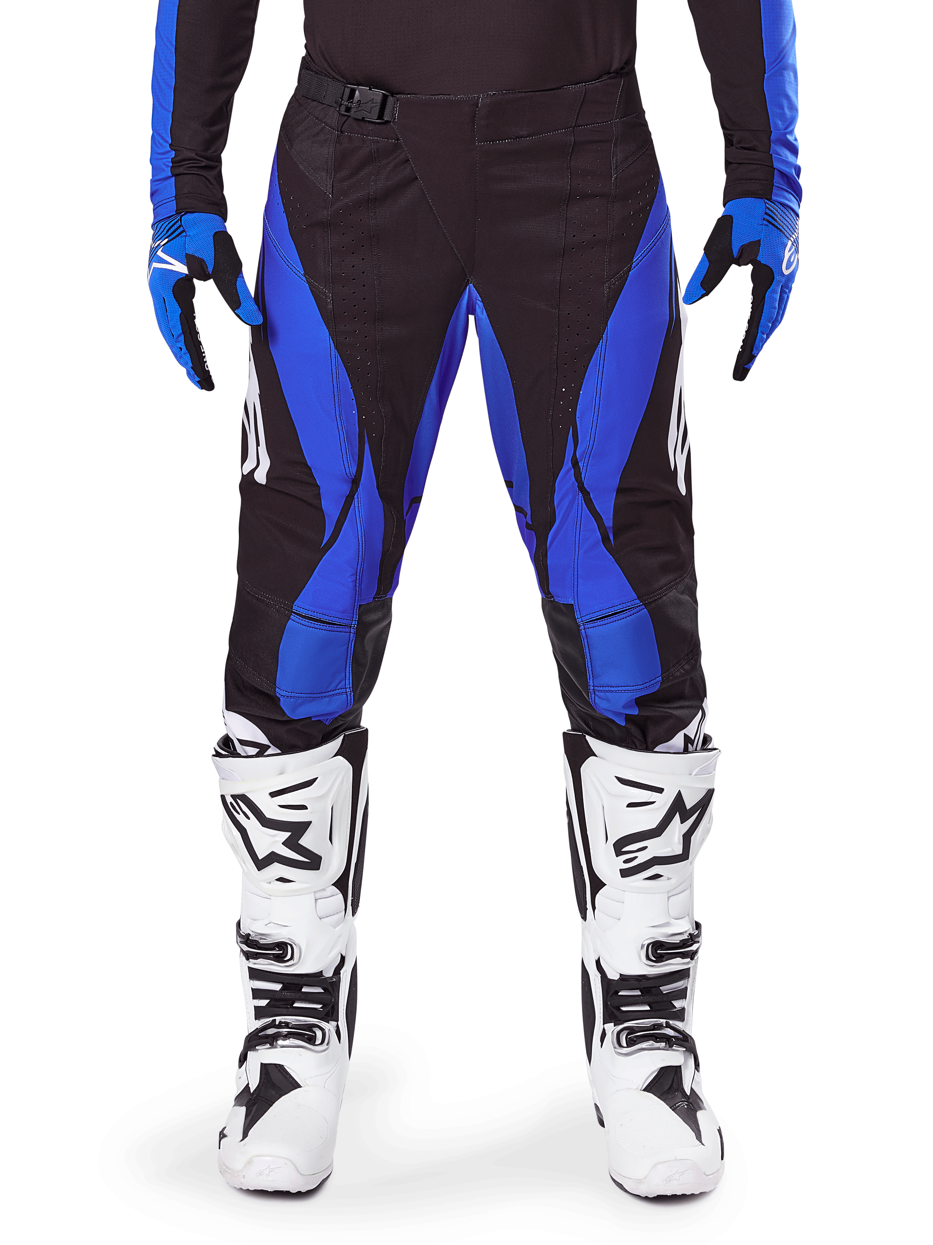 Alpinestars 2025 Techstar Dreem Pants, pantaloni da motocross, nero e blu, indossati con maglia e guanti coordinati e stivali bianchi, con pannelli laterali blu e vestibilità atletica da gara, materiale resistente per corse fuoristrada