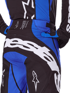 Alpinestars 2025 Techstar Dreem Pants, pantaloni da motocross, nero e blu, vista posteriore con vistoso branding bianco sulla seduta, accenti blu e dettaglio Techstar in vita, coordinati con maglia e guanti abbinati