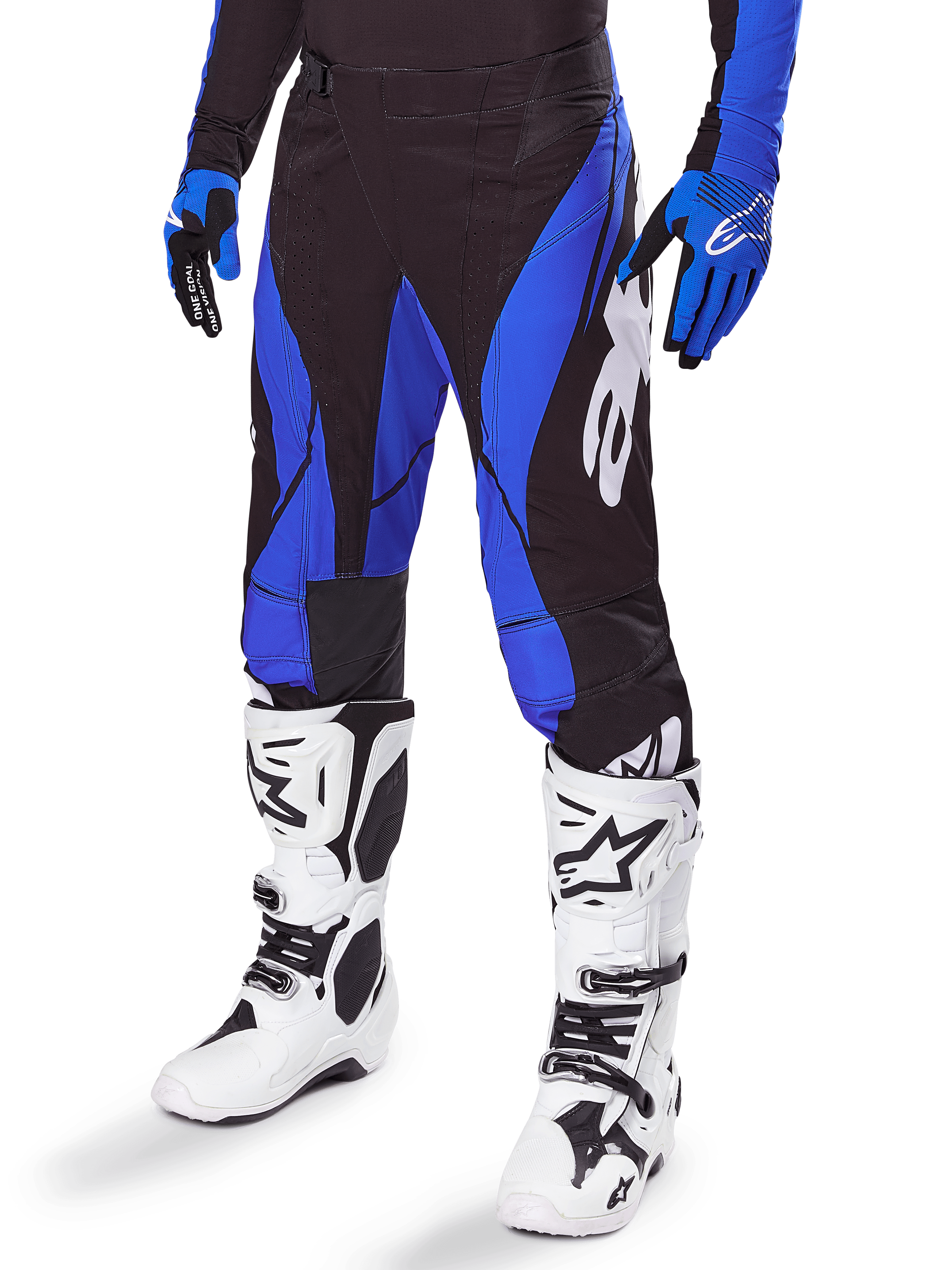 Alpinestars 2025 Techstar Dreem Pants, pantaloni da motocross, nero e blu, indossati con stivali da motocross bianchi e guanti blu, con logo Alpinestars bianco sulla gamba, costruzione resistente per gare fuoristrada