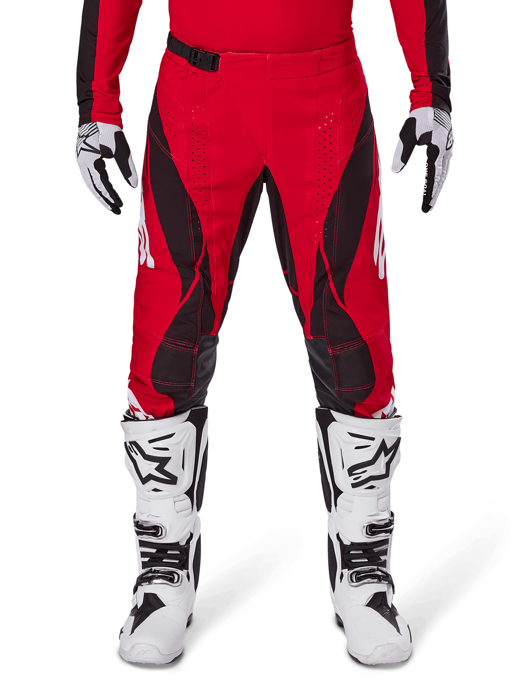 Alpinestars Pantaloni Techstar Dreem 2025, pantaloni da motocross, rosso acceso e nero, con motivi angolari e fori di ventilazione tagliati al laser, abbinati a stivali bianchi e guanti coordinati per corse fuoristrada