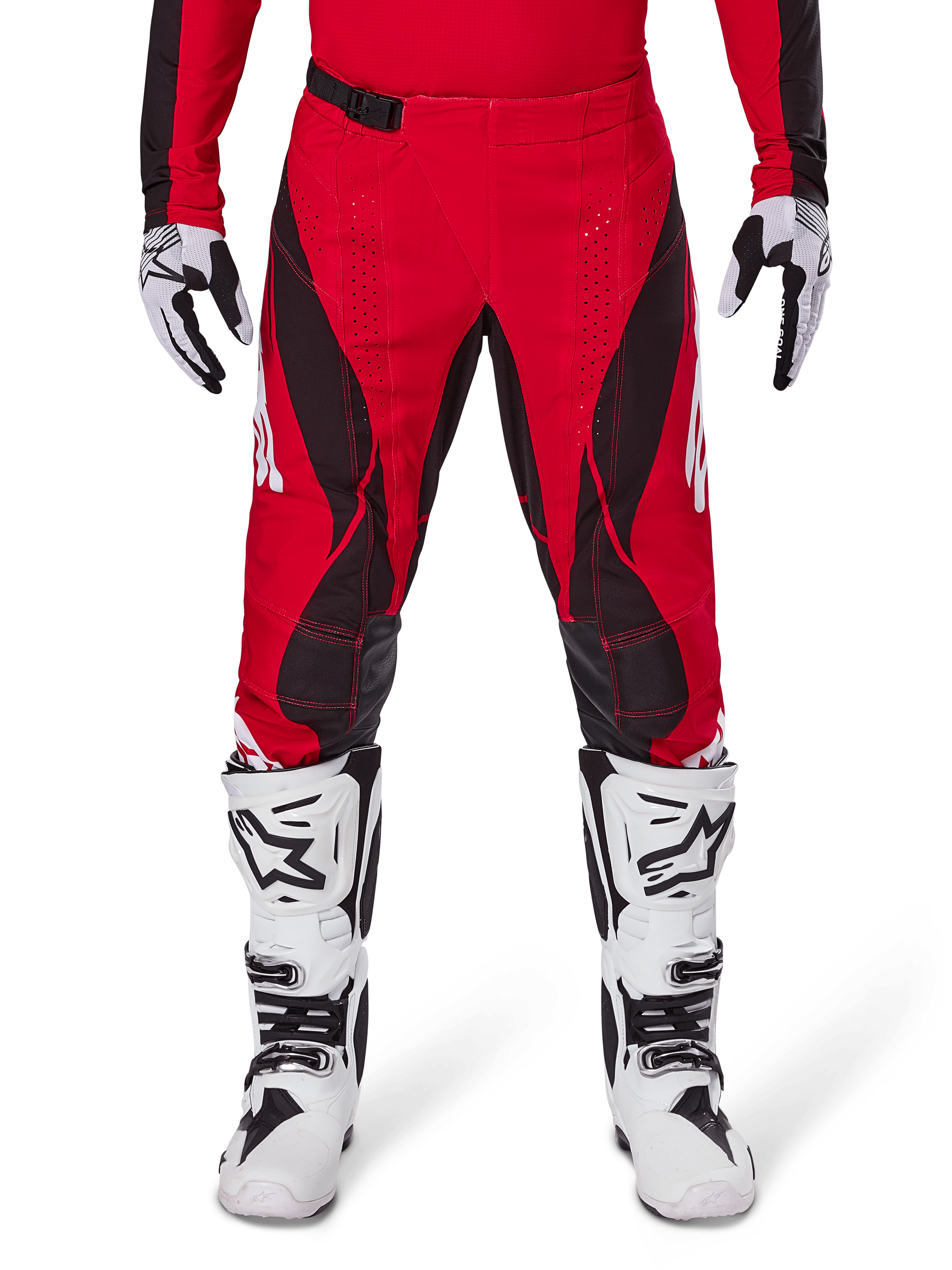 Alpinestars Pantaloni Techstar Dreem 2025, pantaloni da motocross, rosso acceso e nero, con motivi angolari e fori di ventilazione tagliati al laser, abbinati a stivali bianchi e guanti coordinati per corse fuoristrada
