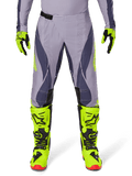 Alpinestars Techstar Dreem Pants 2025, pantaloni da motocross, grigio chiaro e grigio scuro con dettagli giallo neon, abbinati a stivali e guanti giallo neon, ventilazione tagliata al laser, fibbie nere, suole degli stivali rosse, abbigliamento professionale da motocross