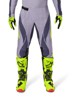 Alpinestars Techstar Dreem Pants 2025, pantaloni da motocross, grigio chiaro e grigio scuro con dettagli giallo neon, abbinati a stivali e guanti giallo neon, ventilazione tagliata al laser, fibbie nere, suole degli stivali rosse, abbigliamento professionale da motocross