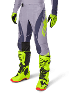 Alpinestars 2025 Techstar Dreem Gear Set, pantaloni e maglia da motocross, grigio con accenti viola scuro e giallo neon, indossato con stivali e guanti giallo neon coordinati, vestibilità racing professionale per motocross off-road