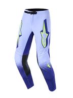 Alpinestars 2026 Supertech Scenz Pants, pantaloni da motocross, viola e giallo fluo, caratterizzati da una sfumatura da lavanda a blu navy, loghi a stella Alpinestars giallo neon sulle cosce, inserti interni alle ginocchia in pelle nera e una fibbia nera sicura in vita.