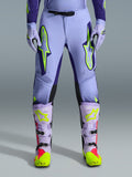 Alpinestars 2026 Supertech Scenz Pants, pantaloni da motocross, viola giallo fluo, con grandi loghi giallo neon sulle cosce, indossati con stivali e guanti da motocross coordinati viola e gialli, design performante con vestibilità atletica per corse fuoristrada