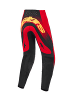 Alpinestars 2026 Supertech Scenz Pants, pantaloni da motocross, rosso, nero e giallo, vista posteriore con un grande logo giallo sulla seduta, pannelli rossi con grafiche a stella nere, perforazioni laser in vita e pannelli neri rinforzati sulla parte inferiore della gamba