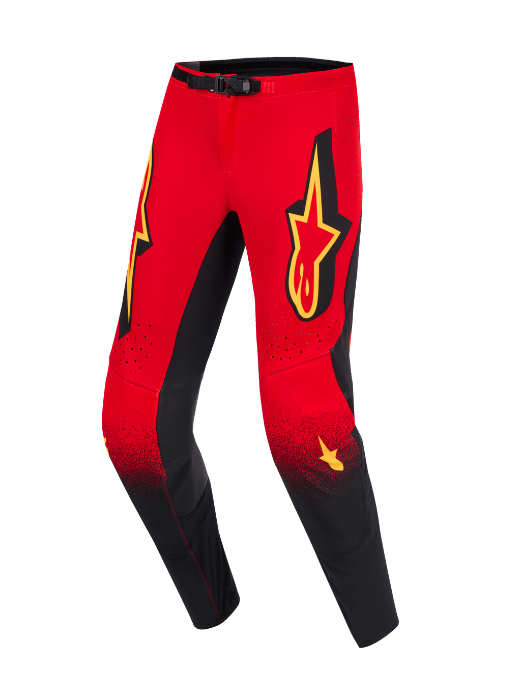 Alpinestars 2026 Supertech Scenz Pants, pantaloni da motocross, rosso, nero e giallo, parte superiore rossa sfumata verso il nero sulla parte inferiore delle gambe con gradiente puntinato, grandi loghi Alpinestars gialli sulle cosce, pannelli interni delle ginocchia neri e chiusura magnetica in vita