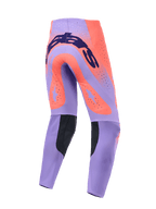 Alpinestars Supertech Scenz 2026, pantaloni da motocross, corallo acceso e viola, vista posteriore con marchio blu scuro sulla seduta, grandi stelle corallo sulle cosce, pannelli interni neri sui polpacci e fori di ventilazione tagliati al laser.