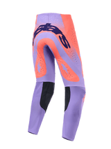 Alpinestars Supertech Scenz 2026, pantaloni da motocross, corallo acceso e viola, vista posteriore con marchio blu scuro sulla seduta, grandi stelle corallo sulle cosce, pannelli interni neri sui polpacci e fori di ventilazione tagliati al laser.