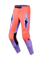 Alpinestars Supertech Scenz Pants 2026, pantaloni da motocross, Hot Coral e viola, con pannelli interni al ginocchio in pelle nera, loghi A-star viola scuro sulle cosce, traforatura laser e fibbia magnetica nera in vita.