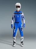 Set completo Alpinestars Supertech Scenz 2026, abbigliamento da motocross, blu Ucla e bianco, outfit da gara con maglia blu e logo 'astars' nero, pantaloni coordinati con grafiche a stella, casco bianco con occhiali scuri, guanti blu e stivali bianchi con dettagli neri