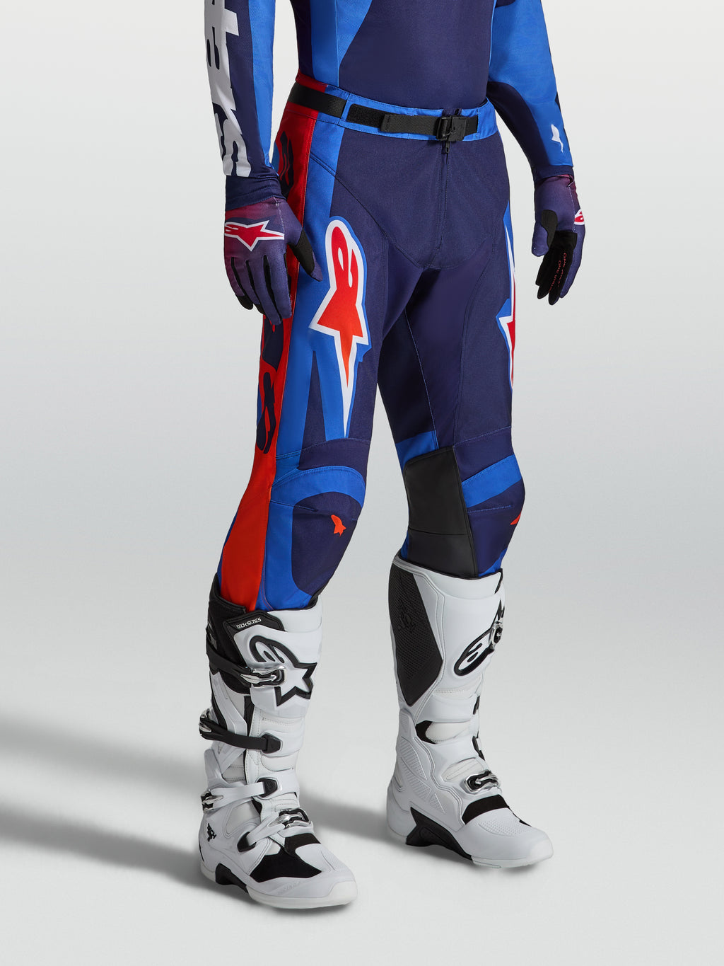 Alpinestars Pantaloni Racer Hunt, pantaloni da motocross da uomo, blu e rossi, in poliestere 600D resistente con vestibilità race ergonomica e pre-curvata.
