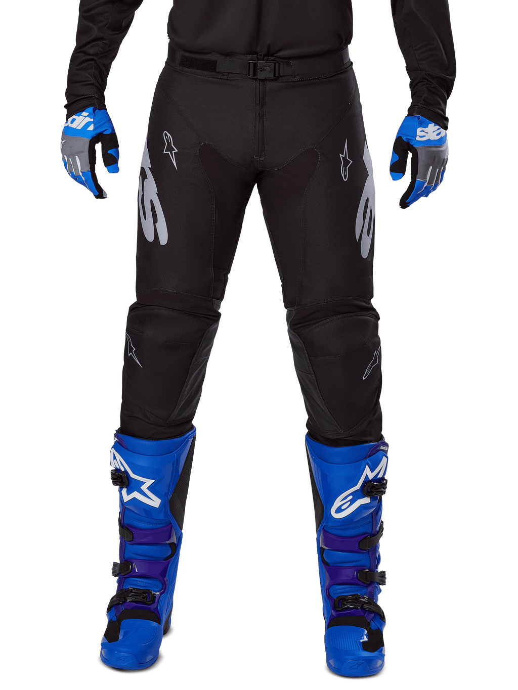 Alpinestars 2025 Racer Graphite Pants, pantaloni da motocross, nero e grigio, indossati con guanti blu e grigi e stivali blu, con branding Astars argento sulle cosce e ginocchia rinforzate, design sportivo per prestazioni off-road
