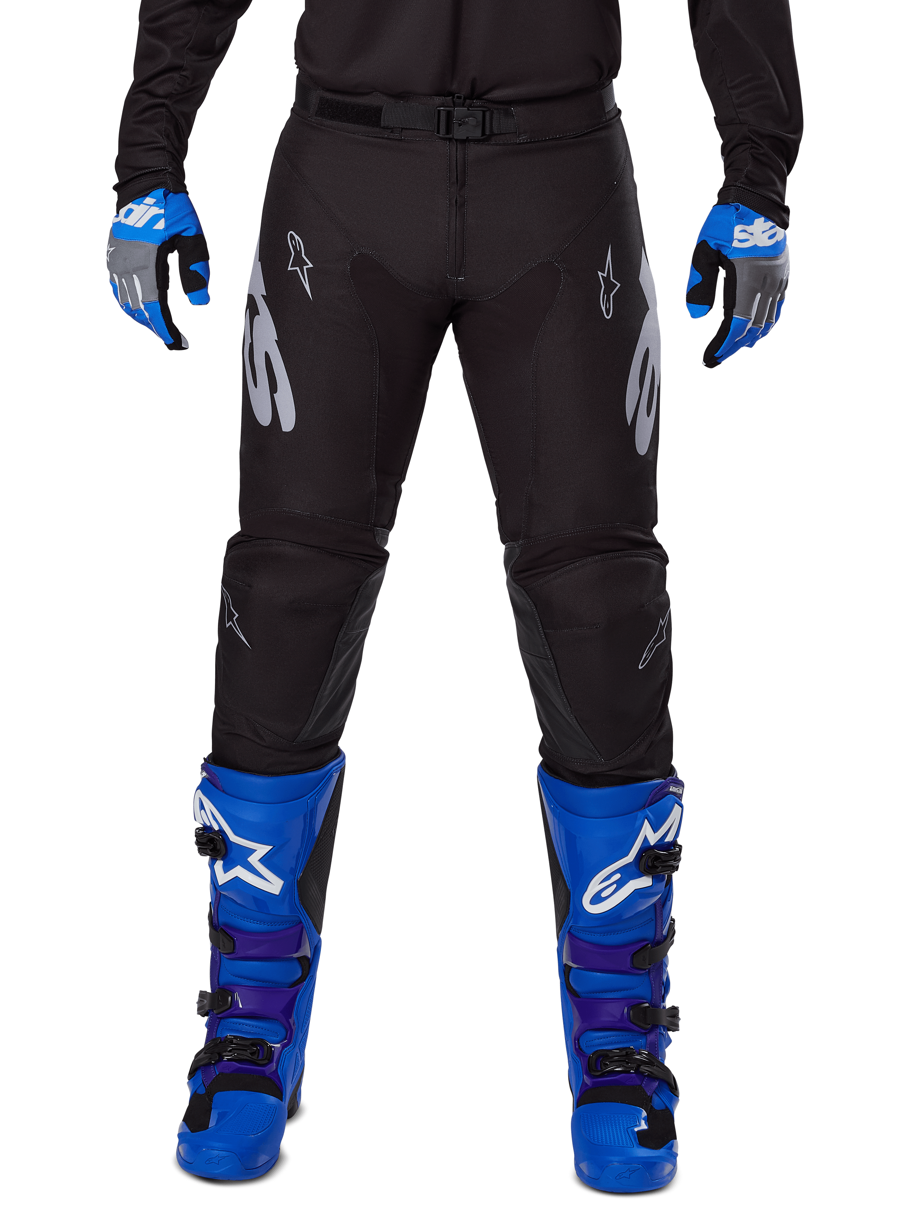 Alpinestars 2025 Racer Graphite Pants, pantaloni da motocross, nero e grigio, indossati con guanti blu e grigi e stivali blu, con branding Astars argento sulle cosce e ginocchia rinforzate, design sportivo per prestazioni off-road