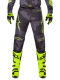 Alpinestars 2025 Racer Hollow Pants, pantaloni da motocross grigio scuro con dettagli giallo neon, stelle gialle, guanti e stivali giallo neon con dettagli neri, abbigliamento protettivo sportivo per fuoristrada