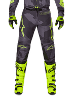 Alpinestars 2025 Racer Hollow Pants, pantaloni da motocross grigio scuro con dettagli giallo neon, stelle gialle, guanti e stivali giallo neon con dettagli neri, abbigliamento protettivo sportivo per fuoristrada