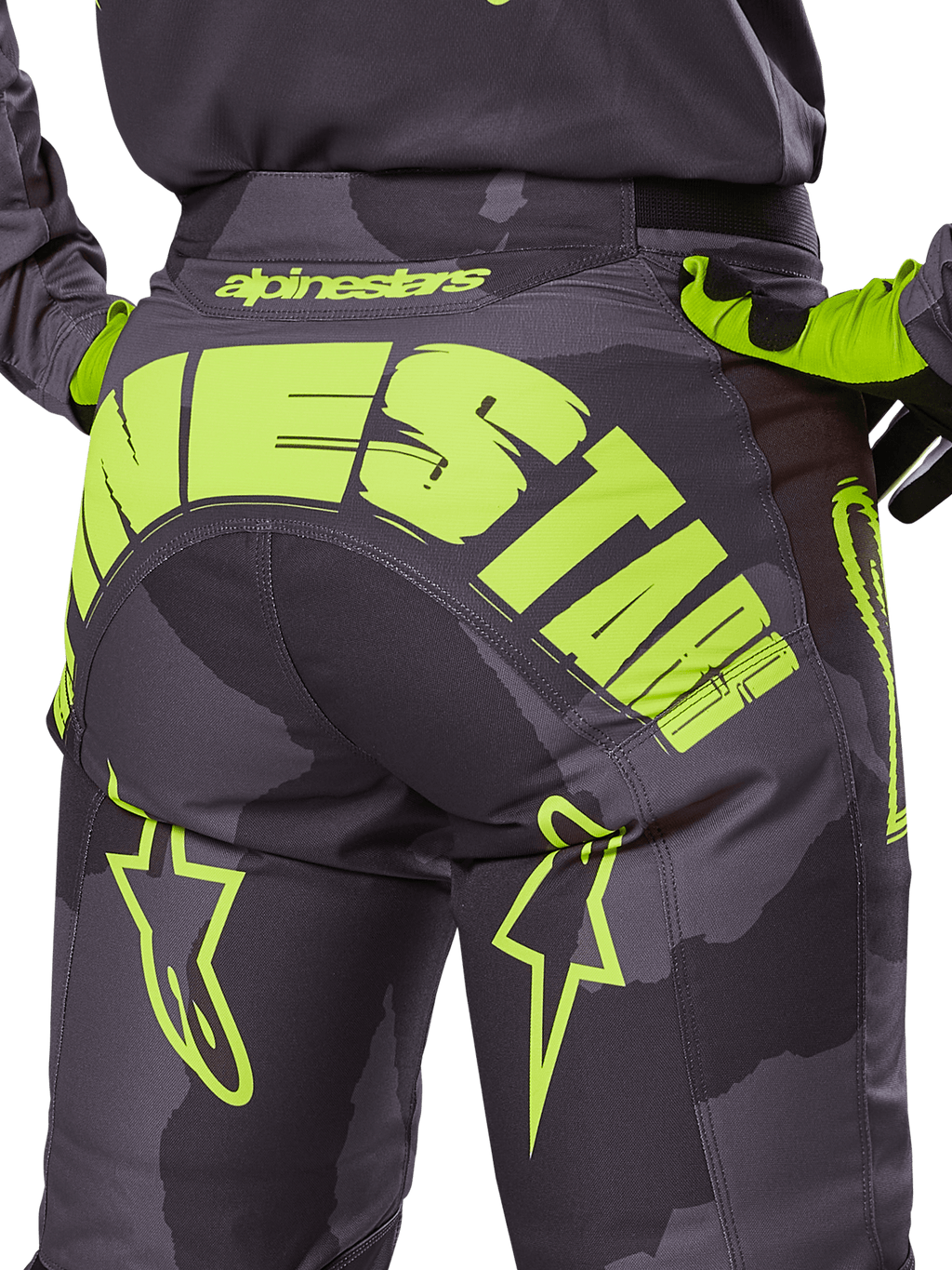 Alpinestars 2025 Racer Hollow Pants, pantaloni da motocross, Dark Camo e Giallo Fluo, grande logo Alpinestars giallo sul retro, motivo mimetico tattico con accenti giallo acceso, costruzione resistente per corse fuoristrada
