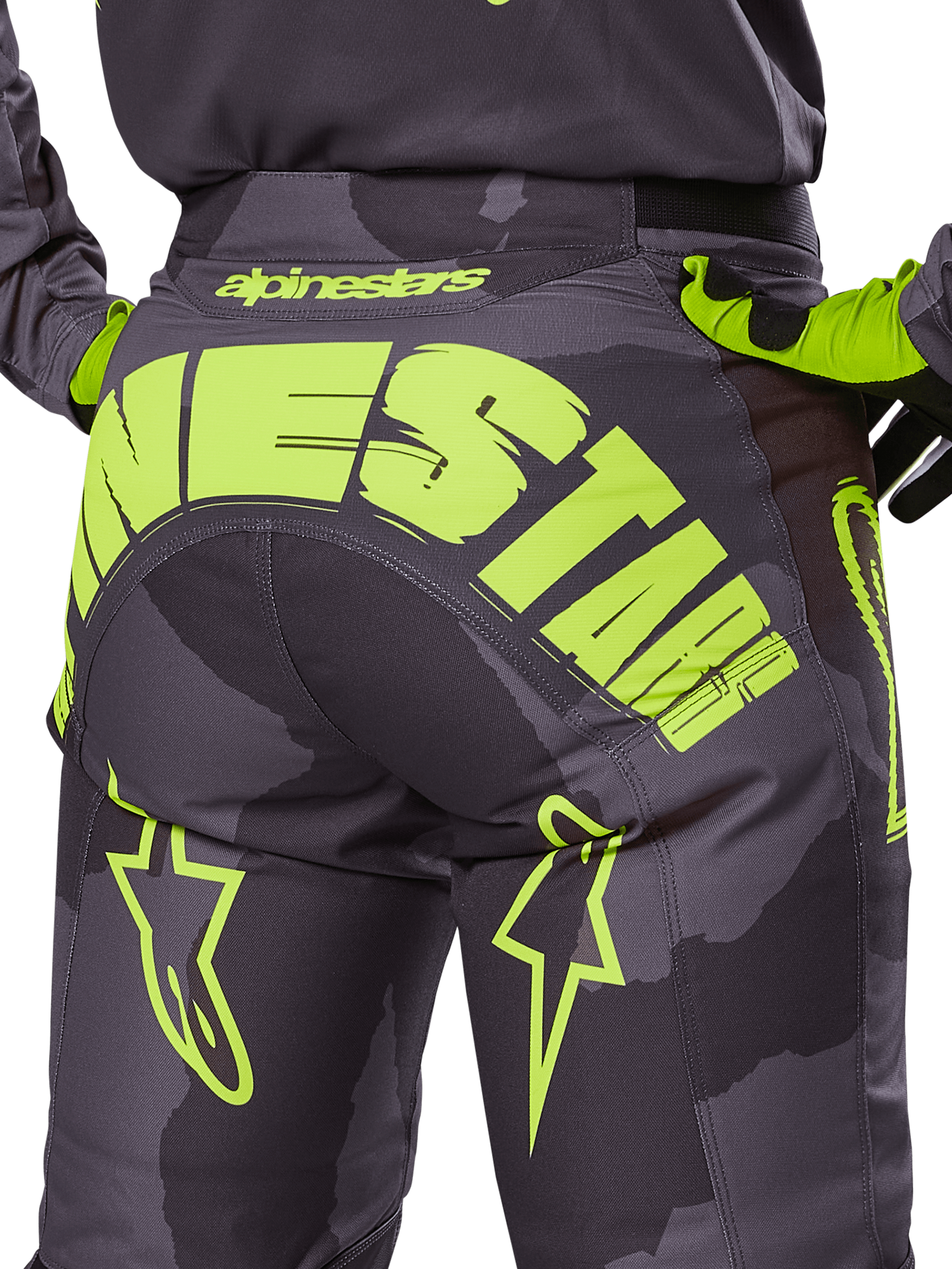 Alpinestars 2025 Racer Hollow Pants, pantaloni da motocross, Dark Camo e Giallo Fluo, grande logo Alpinestars giallo sul retro, motivo mimetico tattico con accenti giallo acceso, costruzione resistente per corse fuoristrada