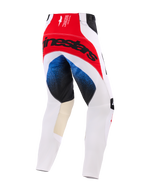 Alpinestars 2026 Techstar Knif Pants, pantaloni da motocross, bianco, rosso e blu, vista posteriore con grande logo Alpinestars nero su pannello della seduta rosso, accenti blu sfumati sulle cosce, pannelli interni al ginocchio in pelle color cuoio, vestibilità racing atletica