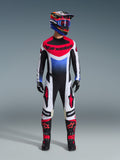 Set completo Techstar Knif 2026, outfit da motocross, maglia rossa, bianca e blu con logo Alpinestars, pantaloni coordinati bianchi e neri con dettagli rossi, casco da corsa colorato con occhiali blu, stivali neri con accenti rossi, kit da gara MX completo
