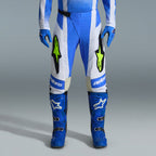 Alpinestars 2026 Techstar Knif Gear Set, pantaloni da motocross blu e bianchi con loghi giallo fluorescente, stivali e guanti blu coordinati, abbigliamento sportivo professionale per competizioni fuoristrada