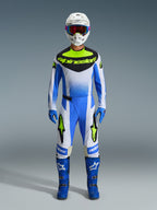 Set completo motocross Alpinestars 2026 Techstar Knif, abbigliamento da motocross in blu, bianco e giallo fluo, pilota a figura intera con maglia e pantaloni coordinati, casco bianco, maschera blu e stivali da gara blu, kit da competizione off-road coordinato