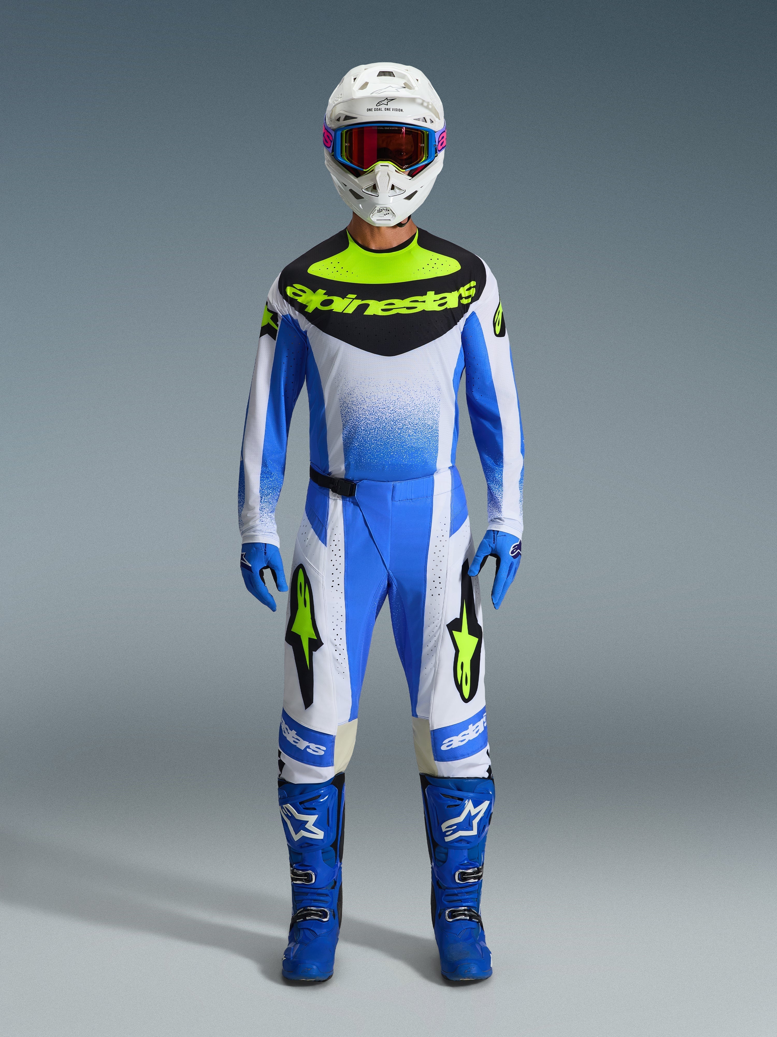 Set completo motocross Alpinestars 2026 Techstar Knif, abbigliamento da motocross in blu, bianco e giallo fluo, pilota a figura intera con maglia e pantaloni coordinati, casco bianco, maschera blu e stivali da gara blu, kit da competizione off-road coordinato