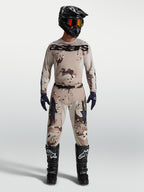 Alpinestars Pantaloni e maglia Racer Lone, completo motocross uomo in Desert Camo nero, su modello con stivali da moto e casco
