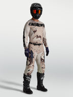 Alpinestars Racer Lone Gear Set, maglia e pantaloni da motocross camouflage beige e marrone, stivali neri da fuoristrada
