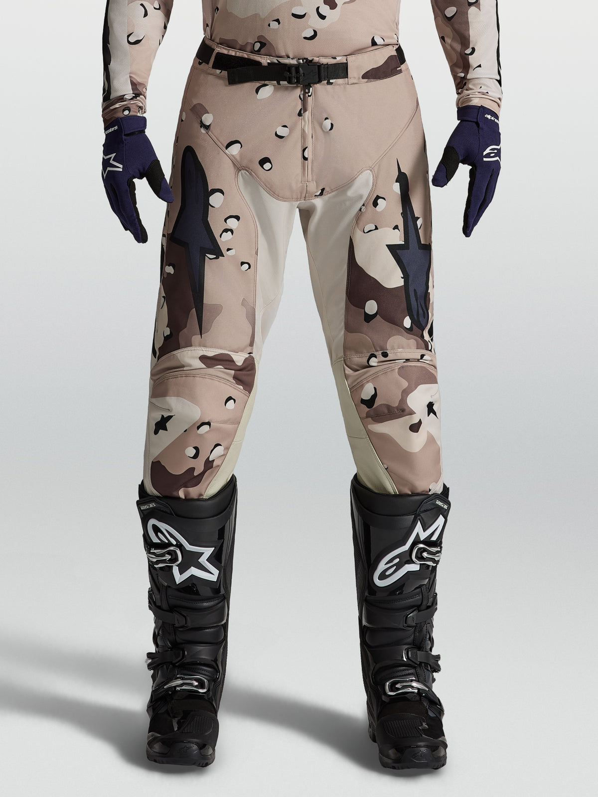 Alpinestars Pantaloni Racer Lone, pantaloni motocross uomo, mimetico deserto e nero, rinforzi in pelle sulle ginocchia.