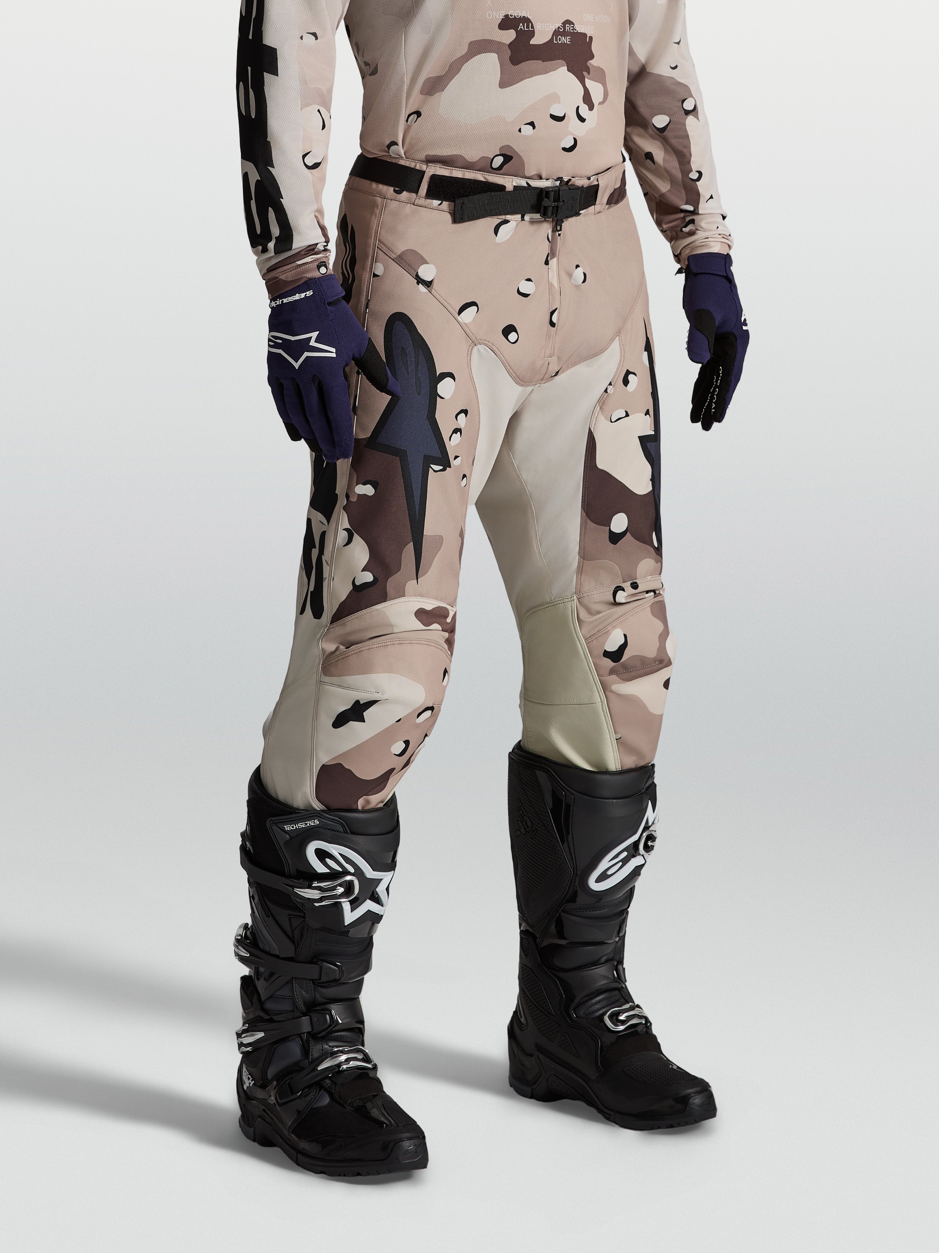 Alpinestars Pantaloni Racer Lone, pantaloni da motocross da uomo, desert camo beige e marrone, in tessuto polyfabric 600D con pannelli interni al ginocchio in pelle.
