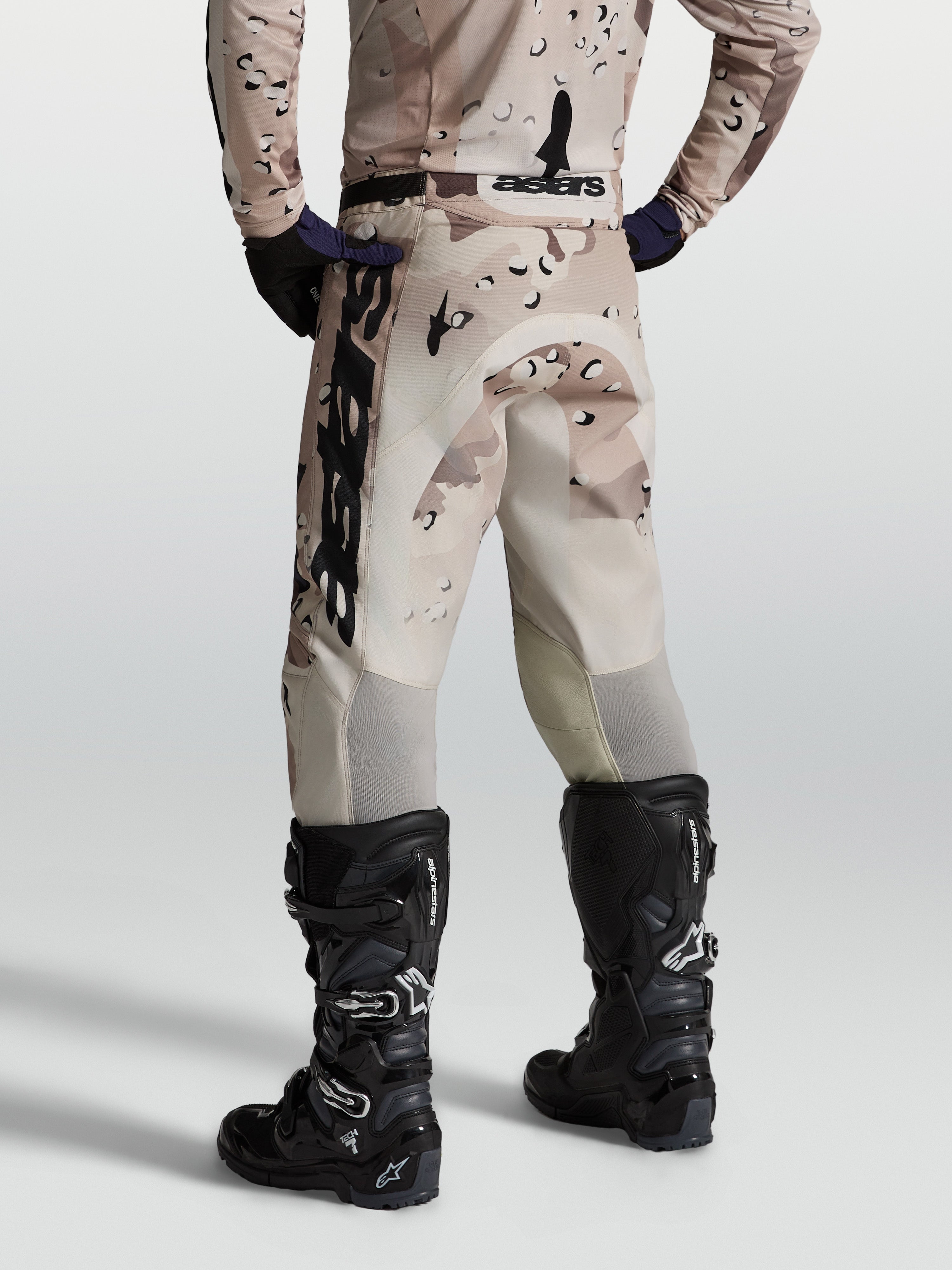 Alpinestars Pantaloni Racer Lone, pantaloni motocross da uomo, camouflage sabbia e nero, pannelli elastici, vista posteriore