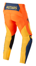 Alpinestars Techstar Factory Pants, pantaloni da motocross, arancione, blu scuro e giallo caldo, vista posteriore con il logo ASTARS giallo su un pannello posteriore blu scuro, struttura arancione vivace con mesh gialla traspirante sulla parte inferiore delle gambe e dettagli blu